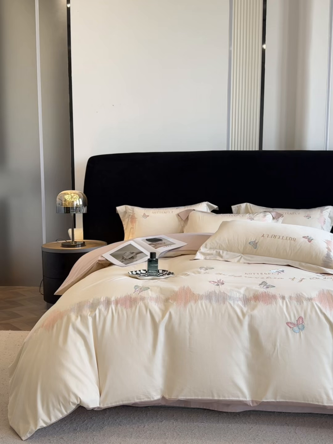 91家纺网 家纺一手货源 找家纺 欣宜家纺 2026春夏新款纯棉全棉长绒棉刺绣绣花高端礼盒四件套-漫舞 漫舞-白粉