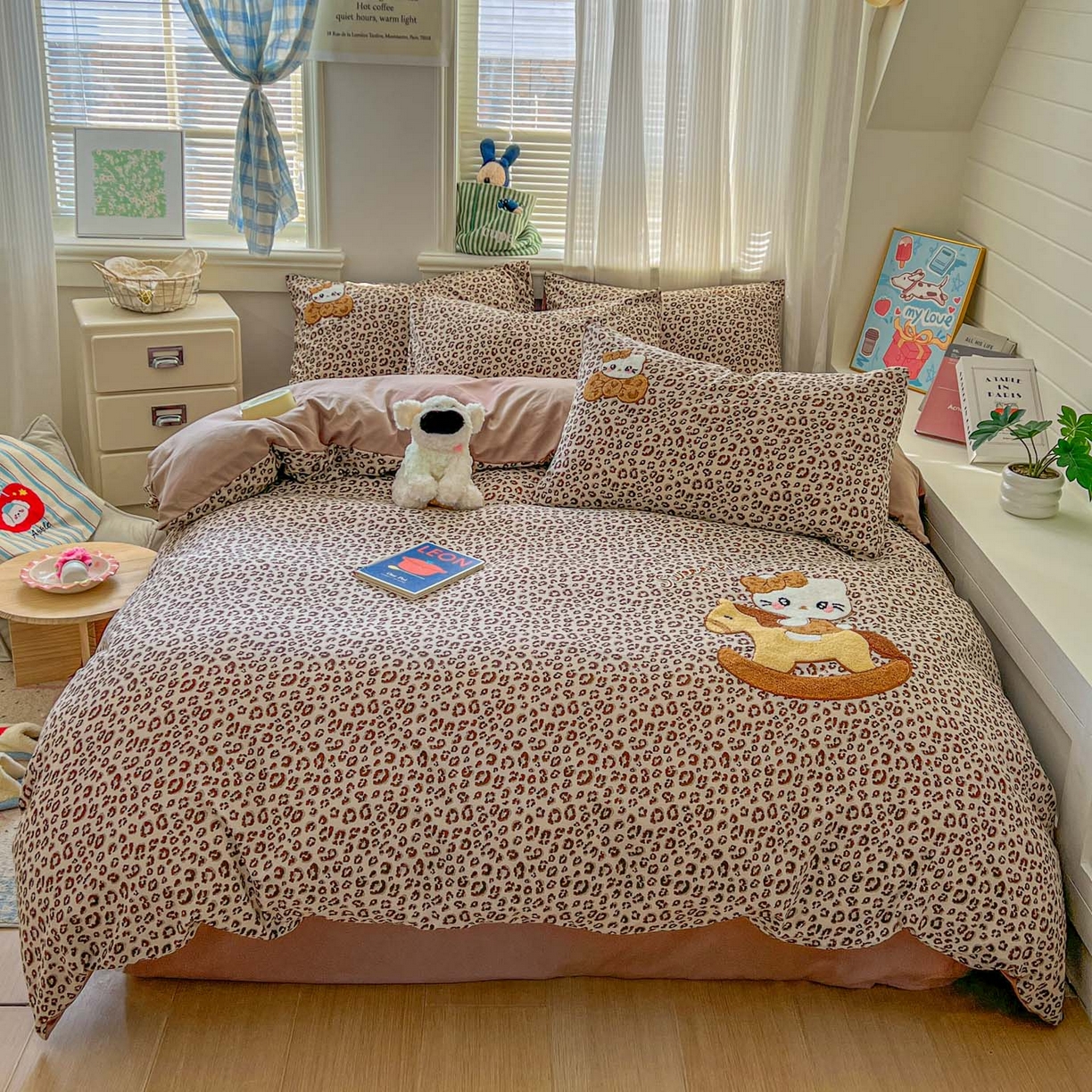 91家纺网 家纺一手货源 找家纺 思诺羽床笠 2026新款仿棉毛巾绣四件套系列 豹纹kitty