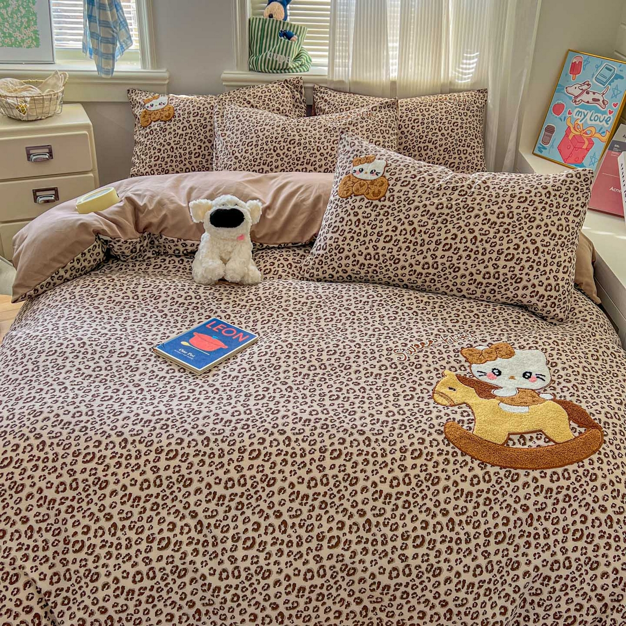 91家纺网 家纺一手货源 找家纺 思诺羽床笠 2026新款仿棉毛巾绣四件套系列 豹纹kitty