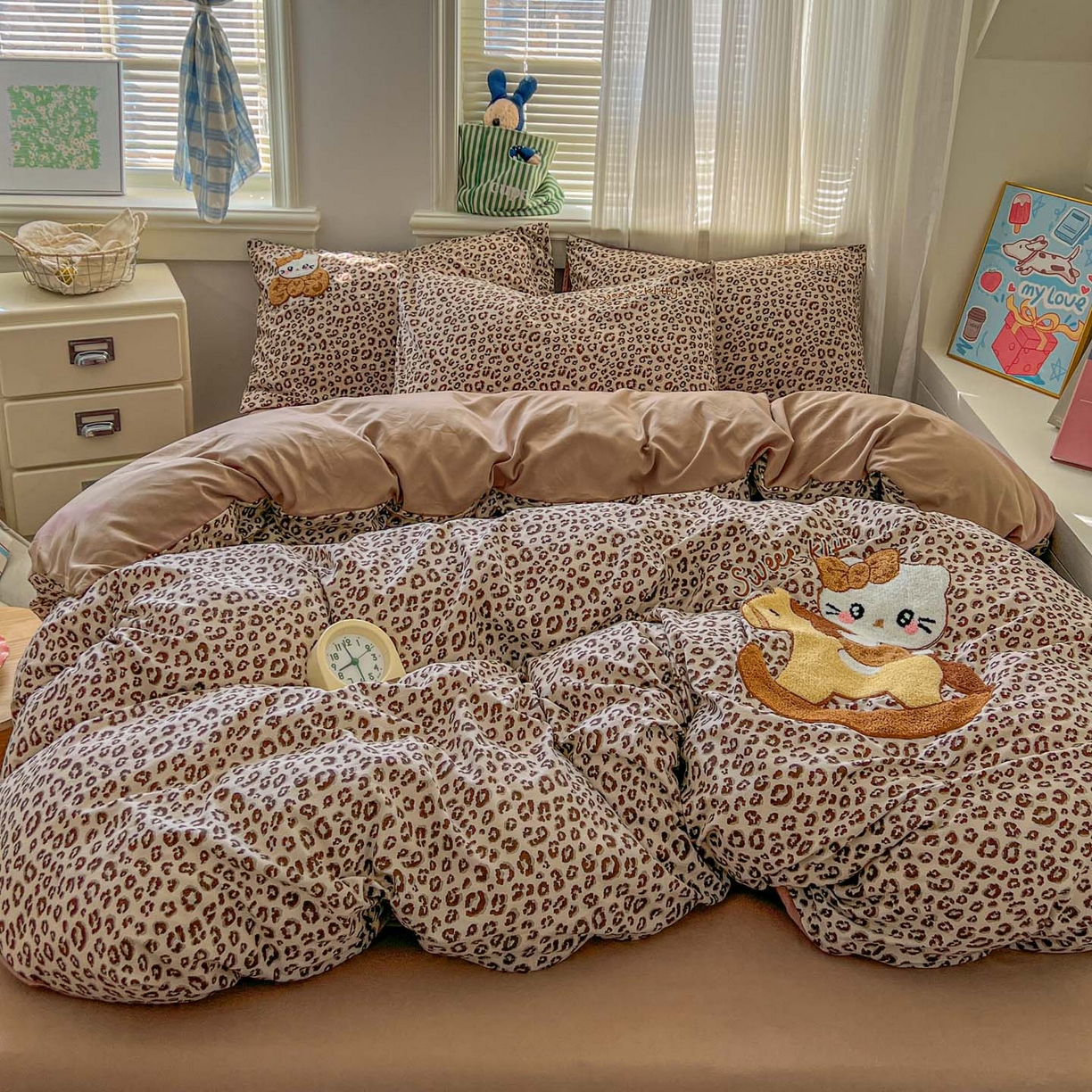 91家纺网 家纺一手货源 找家纺 思诺羽床笠 2026新款仿棉毛巾绣四件套系列 豹纹kitty