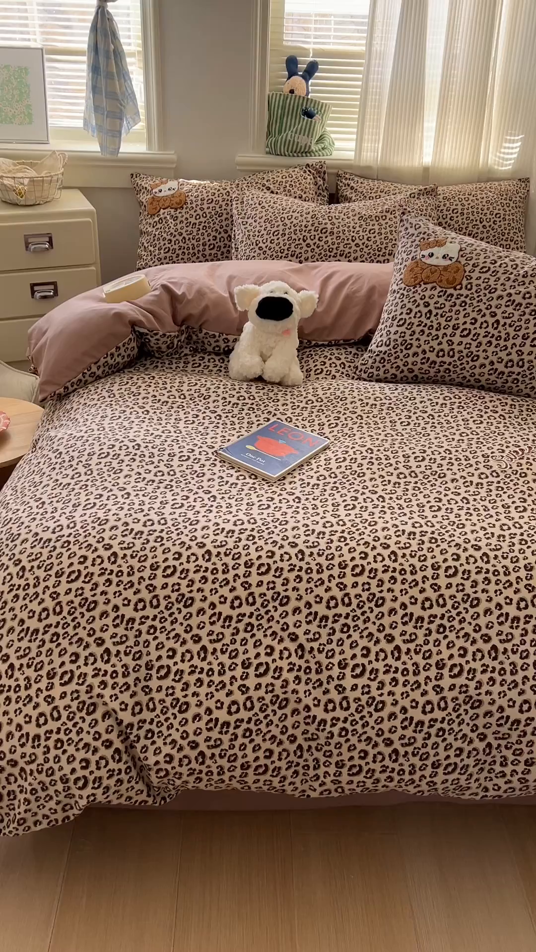 91家纺网 家纺一手货源 找家纺 思诺羽床笠 2026新款仿棉毛巾绣四件套系列 豹纹kitty