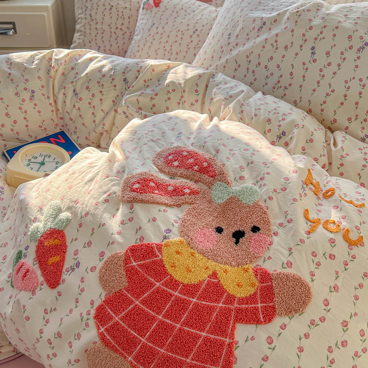 91家纺网 家纺一手货源 找家纺 思诺羽床笠 2026新款仿棉毛巾绣四件套系列 粉花兔仔