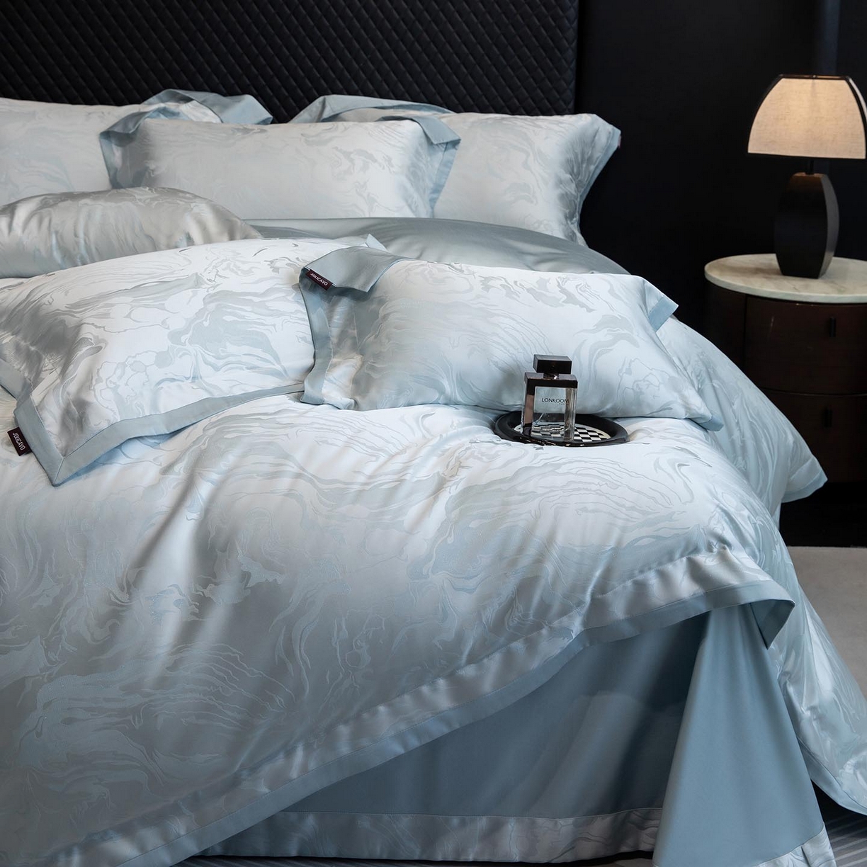 91家纺网 家纺一手货源 找家纺 2026新款轻奢风高端A类贡缎长绒棉纯棉四件套100全棉提花被套床单床笠高级感-姝忆 姝忆-柔雾蓝