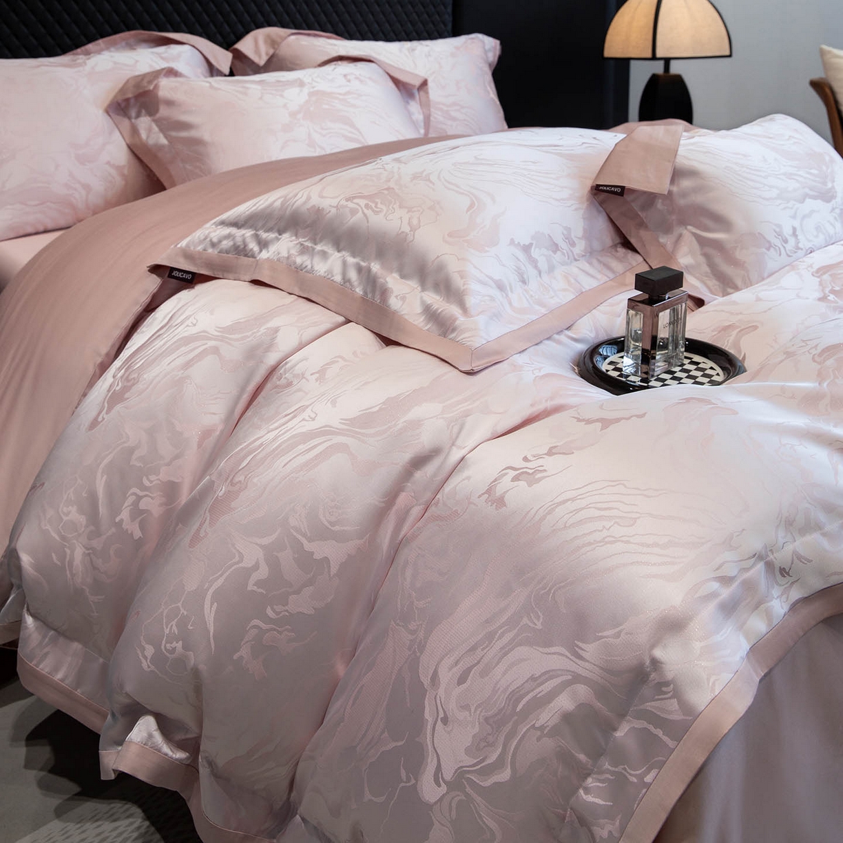 91家纺网 家纺一手货源 找家纺 2026新款轻奢风高端A类贡缎长绒棉纯棉四件套100全棉提花被套床单床笠高级感-姝忆 姝忆-香蜜粉