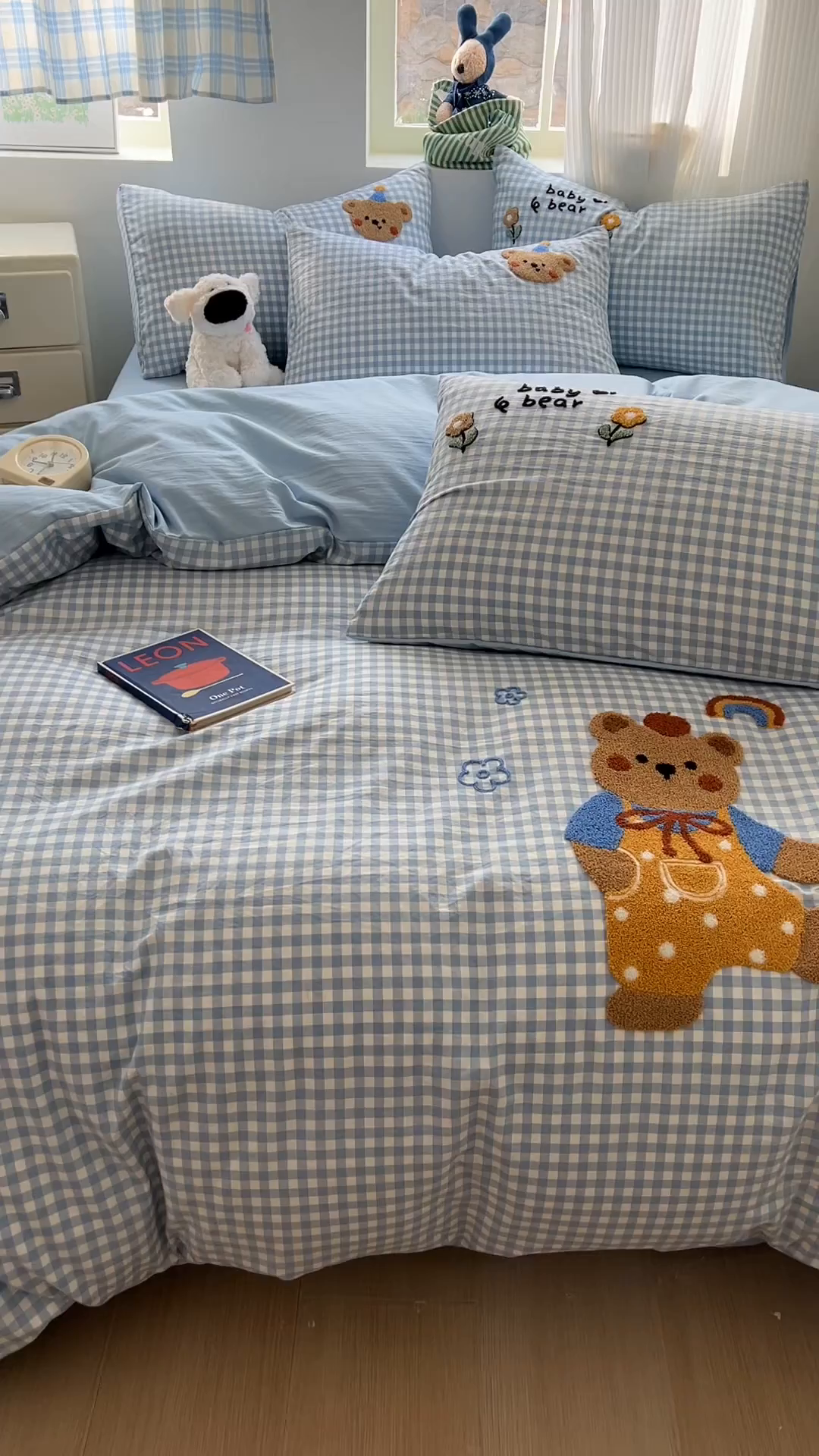 91家纺网 家纺一手货源 找家纺 思诺羽床笠 2026新款仿棉毛巾绣四件套系列 蓝格小熊