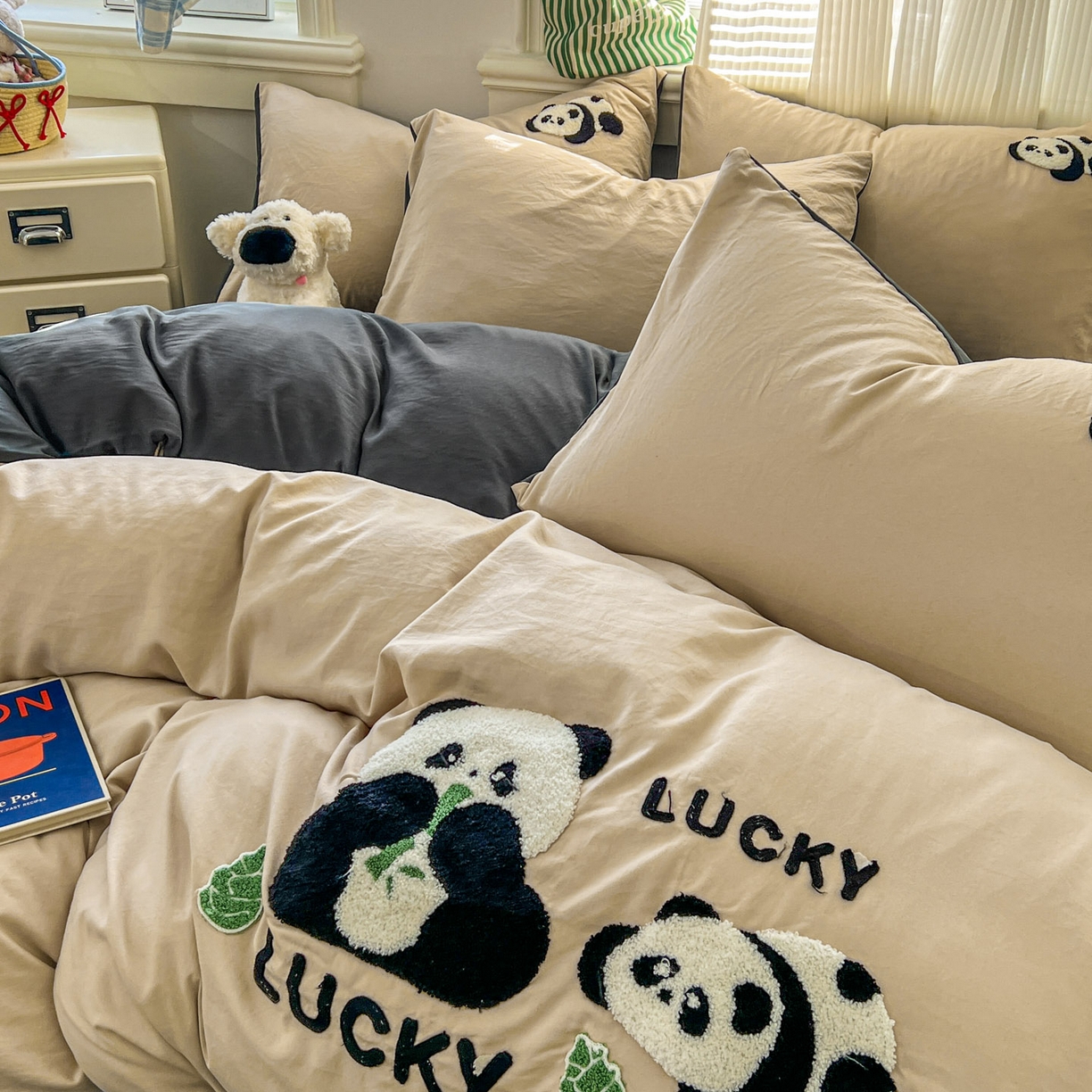 91家纺网 家纺一手货源 找家纺 思诺羽床笠 2026新款仿棉毛巾绣四件套系列 米色熊猫