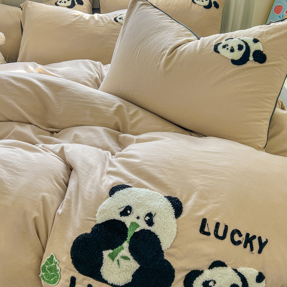91家纺网 家纺一手货源 找家纺 思诺羽床笠 2026新款仿棉毛巾绣四件套系列 米色熊猫