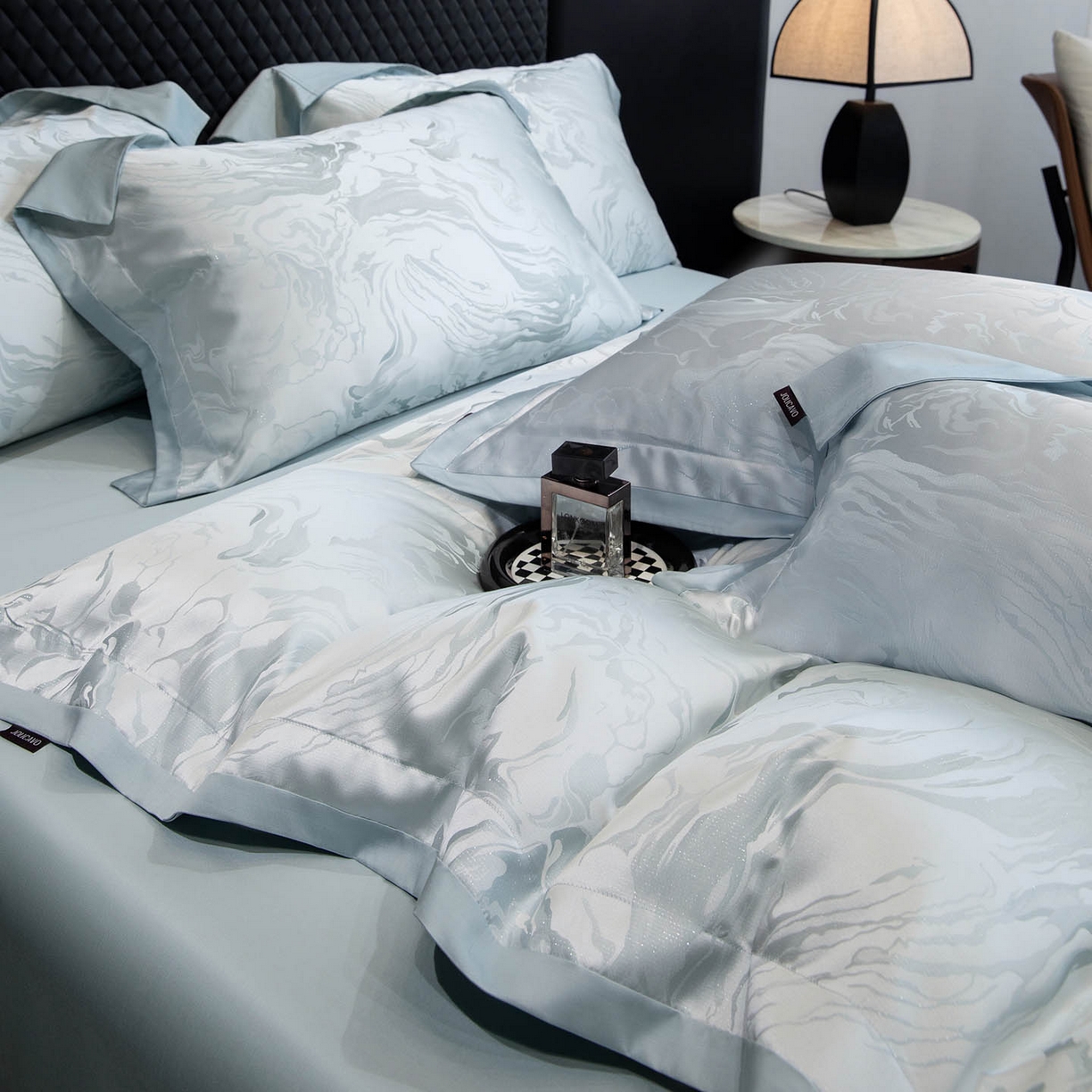 91家纺网 家纺一手货源 找家纺 2026新款轻奢风高端A类贡缎长绒棉纯棉提花被套床单床笠高级感床上用品四件套-姝忆 姝忆-柔雾蓝