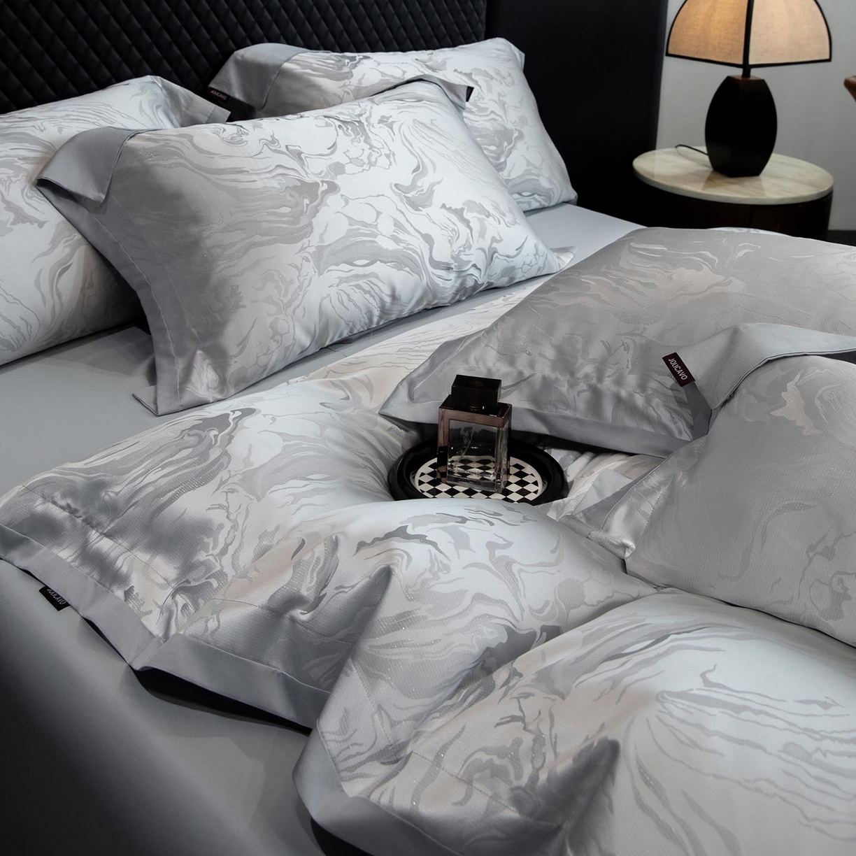 91家纺网 家纺一手货源 找家纺 2026新款轻奢风高端A类贡缎长绒棉纯棉提花被套床单床笠高级感床上用品四件套-姝忆 姝忆-蒂奥银