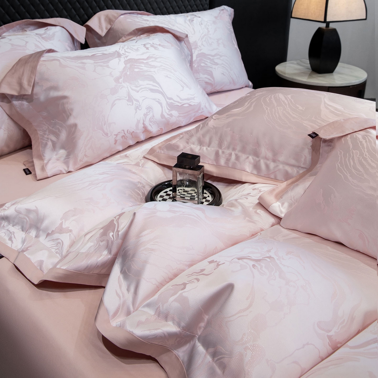 91家纺网 家纺一手货源 找家纺 2026新款轻奢风高端A类贡缎长绒棉纯棉提花被套床单床笠高级感床上用品四件套-姝忆 姝忆-香蜜粉