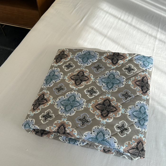 91家纺网 家纺一手货源 找家纺 被多多被业 2026新款磨毛印花夏被夏凉被空调被 蓝调凡尔赛