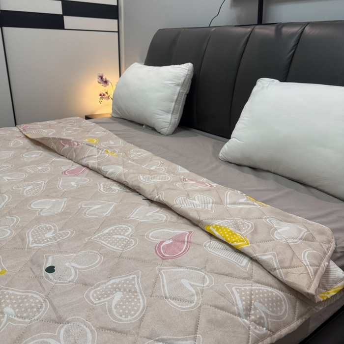 91家纺网 家纺一手货源 找家纺 被多多被业 2026新款磨毛印花夏被夏凉被空调被 爱心-浅卡其