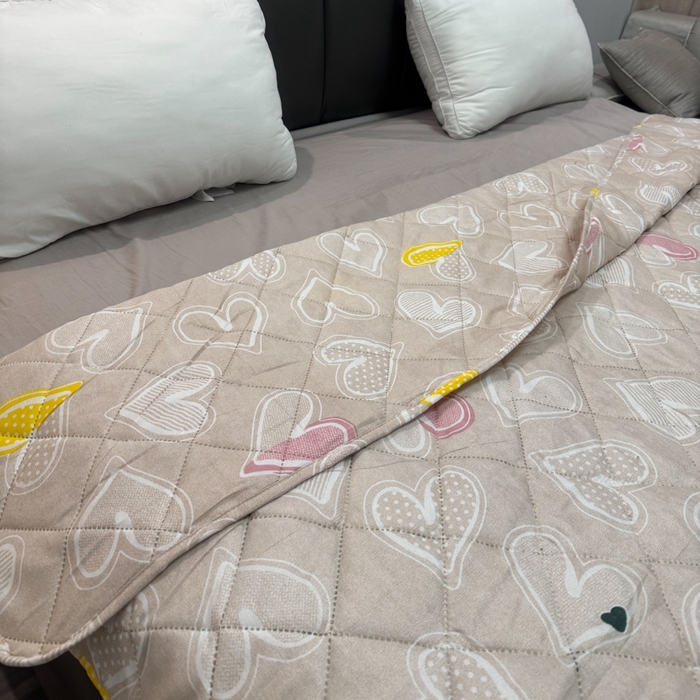 91家纺网 家纺一手货源 找家纺 被多多被业 2026新款磨毛印花夏被夏凉被空调被 爱心-浅卡其