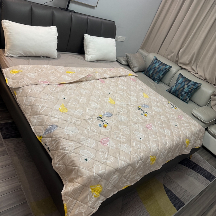 91家纺网 家纺一手货源 找家纺 被多多被业 2026新款磨毛印花夏被夏凉被空调被 爱心-浅卡其