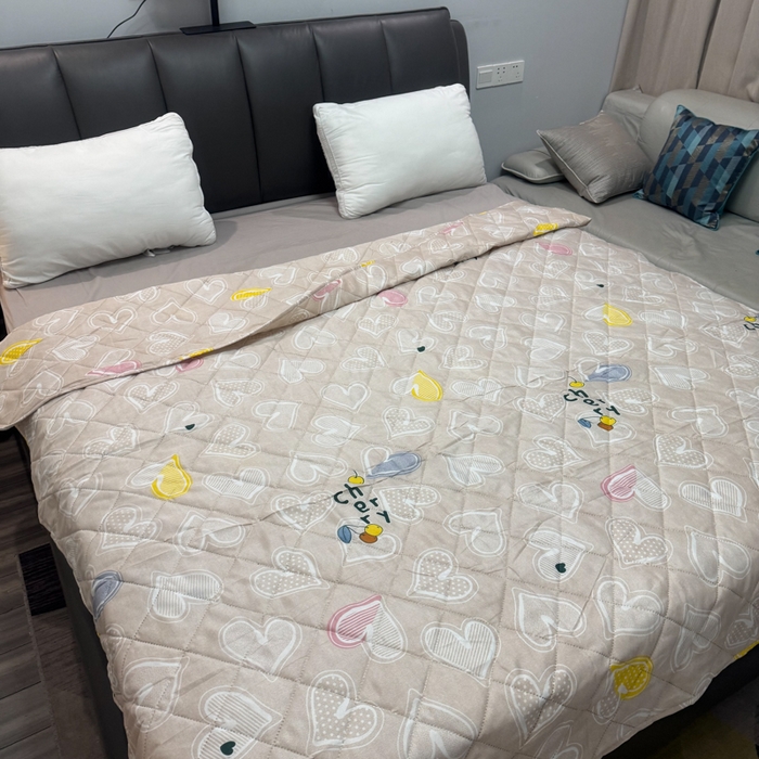 91家纺网 家纺一手货源 找家纺 被多多被业 2026新款磨毛印花夏被夏凉被空调被 爱心-浅卡其