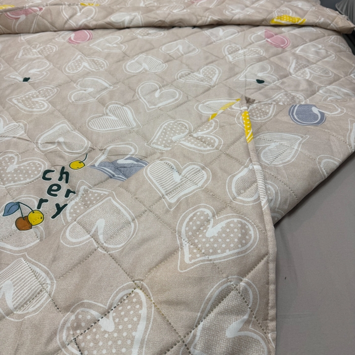 91家纺网 家纺一手货源 找家纺 被多多被业 2026新款磨毛印花夏被夏凉被空调被 爱心-浅卡其