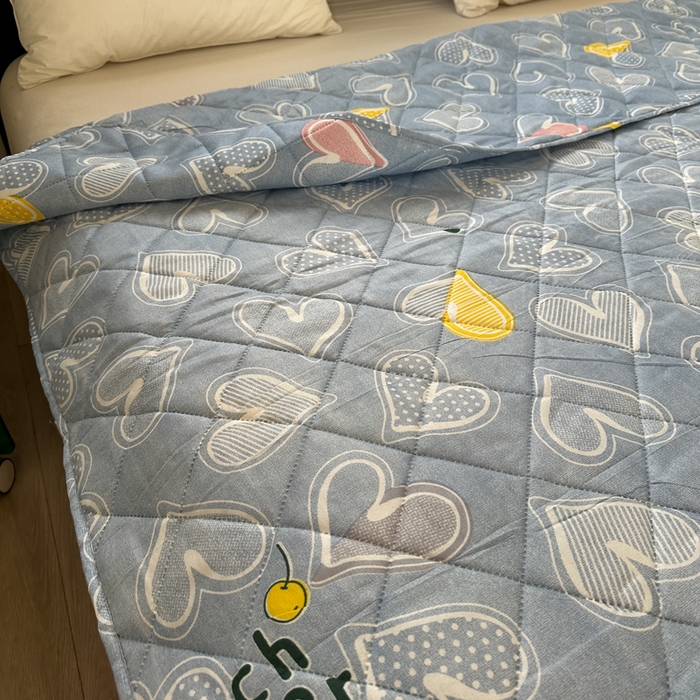 91家纺网 家纺一手货源 找家纺 被多多被业 2026新款磨毛印花夏被夏凉被空调被 爱心-浅蓝