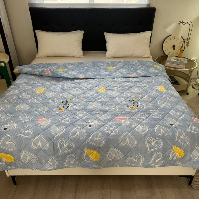 91家纺网 家纺一手货源 找家纺 被多多被业 2026新款磨毛印花夏被夏凉被空调被 爱心-浅蓝
