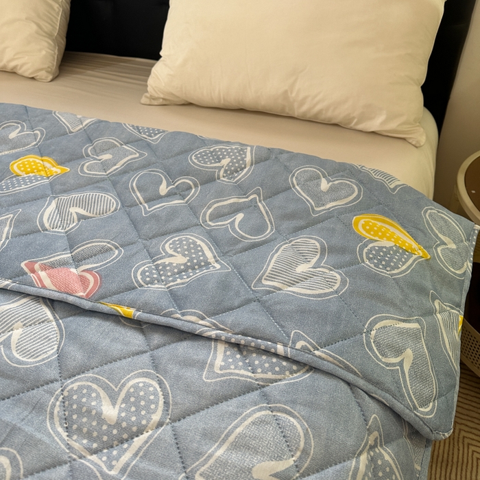 91家纺网 家纺一手货源 找家纺 被多多被业 2026新款磨毛印花夏被夏凉被空调被 爱心-浅蓝