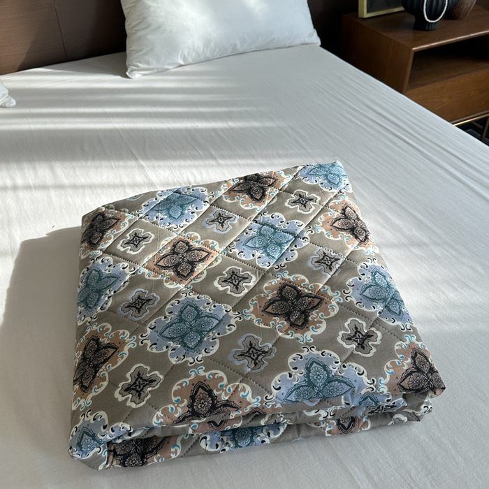 91家纺网 家纺一手货源 找家纺 被多多被业 2026新款磨毛印花夏被夏凉被空调被 蓝调凡尔赛