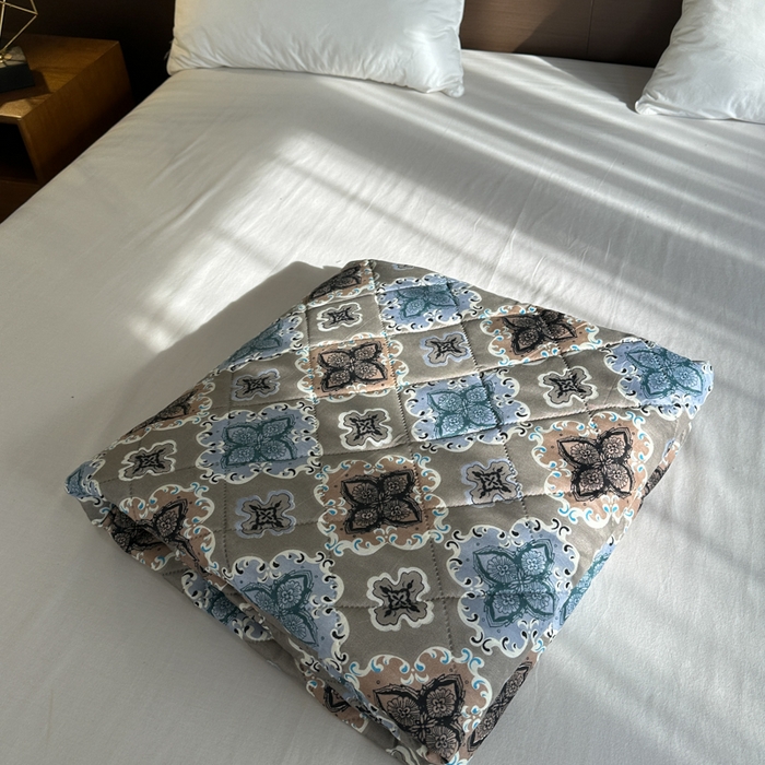 91家纺网 家纺一手货源 找家纺 被多多被业 2026新款磨毛印花夏被夏凉被空调被 蓝调凡尔赛