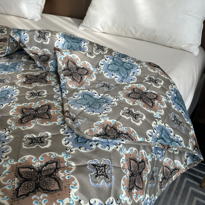 91家纺网 家纺一手货源 找家纺 被多多被业 2026新款磨毛印花夏被夏凉被空调被 蓝调凡尔赛