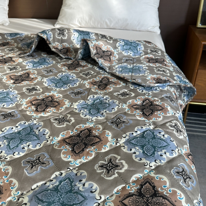 91家纺网 家纺一手货源 找家纺 被多多被业 2026新款磨毛印花夏被夏凉被空调被 蓝调凡尔赛