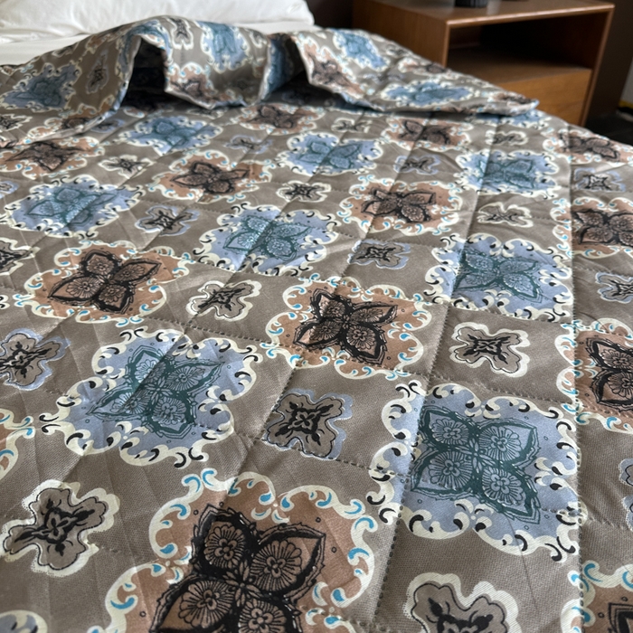 91家纺网 家纺一手货源 找家纺 被多多被业 2026新款磨毛印花夏被夏凉被空调被 蓝调凡尔赛