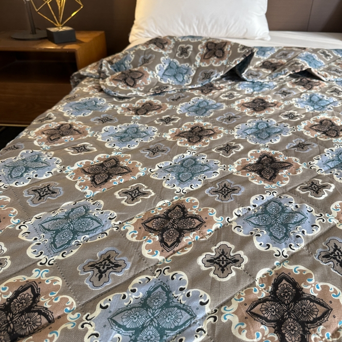 91家纺网 家纺一手货源 找家纺 被多多被业 2026新款磨毛印花夏被夏凉被空调被 蓝调凡尔赛