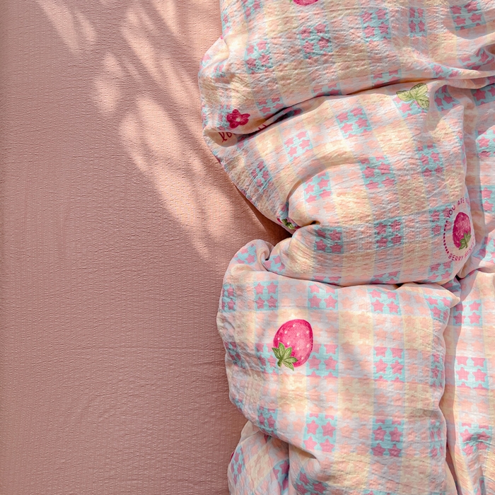 91家纺网 家纺一手货源 找家纺 优选 2026新款加厚云感棉双层纱四件套小碎花被套床单床笠款学生三件套新款直播爆款 有草莓的地方