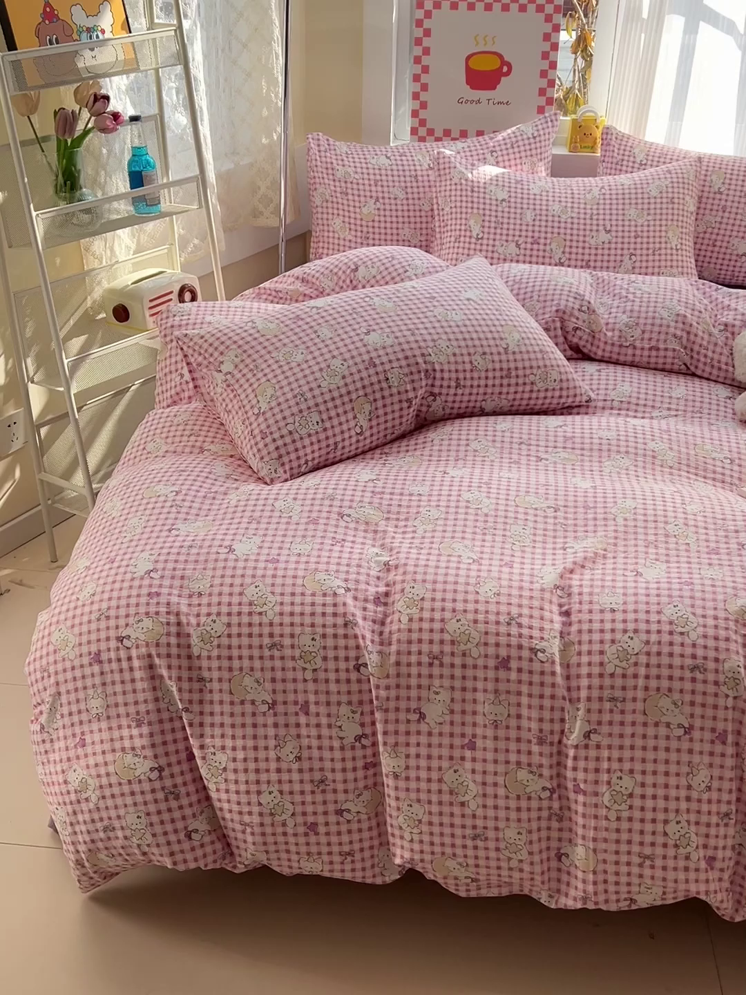 91家纺网 家纺一手货源 找家纺 优选 2026新款加厚云感棉双层纱四件套小碎花被套床单床笠款学生三件套新款直播爆款 猫猫晚宴