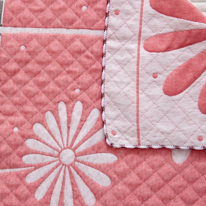 91家纺网 家纺一手货源 找家纺 朴尔家纺-毛巾被 2026新款AB版蜂窝提花锁边立体枕巾 太阳花-粉