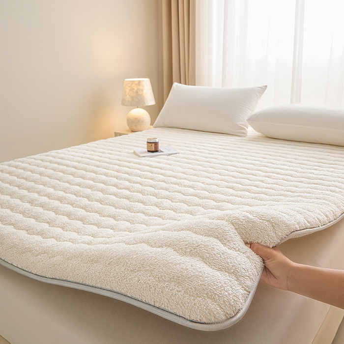 91家纺网 家纺一手货源 找家纺 月茶家纺 2026新款单边羊羔绒床垫垫子 白色