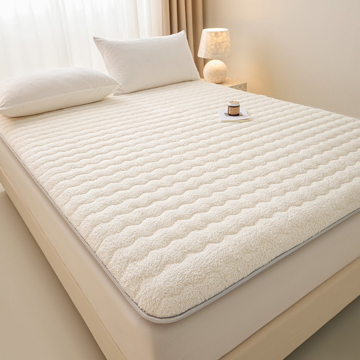 91家纺网 家纺一手货源 找家纺 月茶家纺 2026新款单边羊羔绒床垫垫子 白色