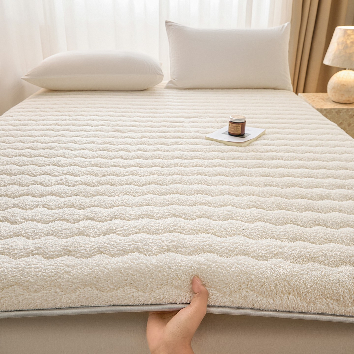 91家纺网 家纺一手货源 找家纺 月茶家纺 2026新款单边羊羔绒床垫垫子 白色