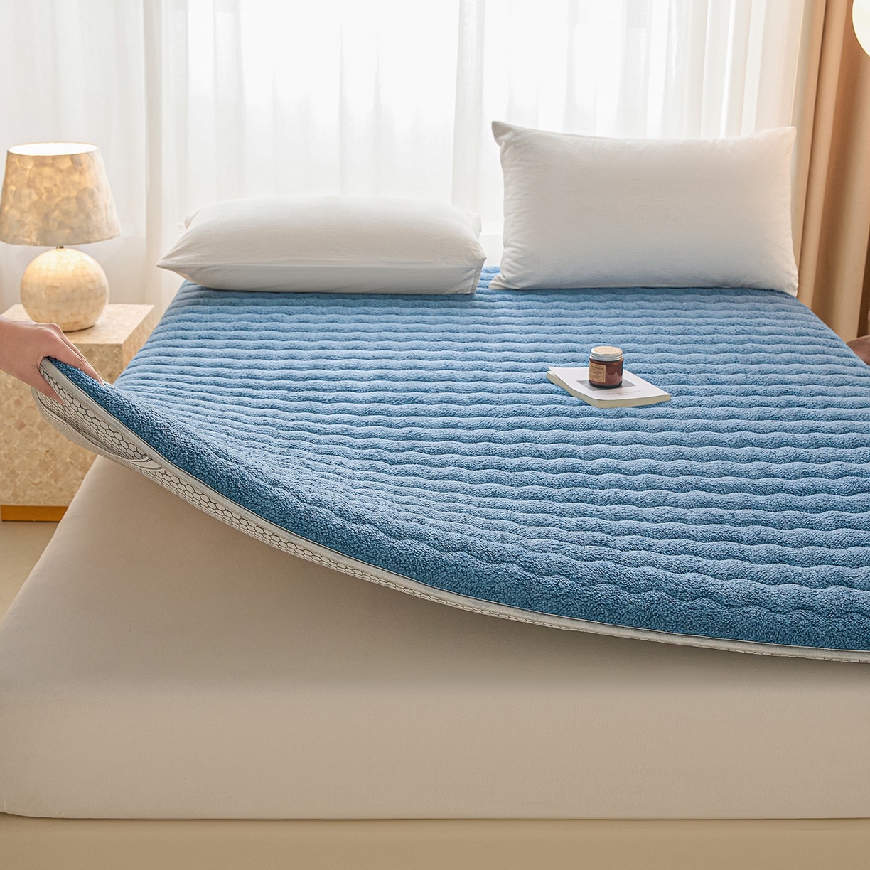 91家纺网 家纺一手货源 找家纺 月茶家纺 2026新款单边羊羔绒床垫垫子 蓝色