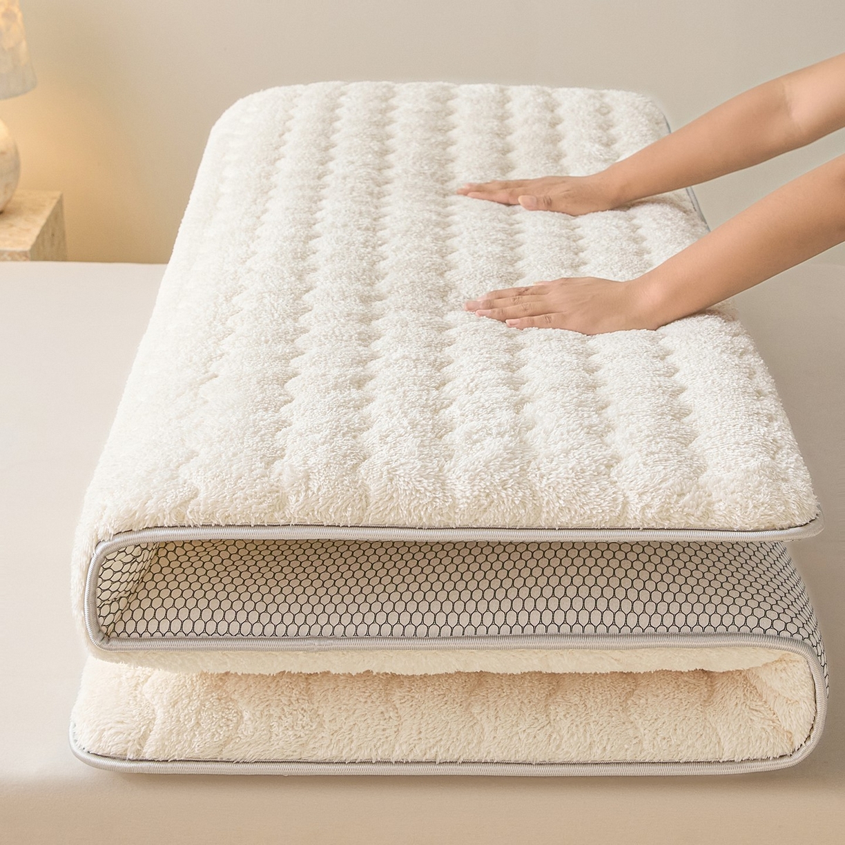 91家纺网 家纺一手货源 找家纺 月茶家纺 2026新款单边羊羔绒床垫垫子 白色