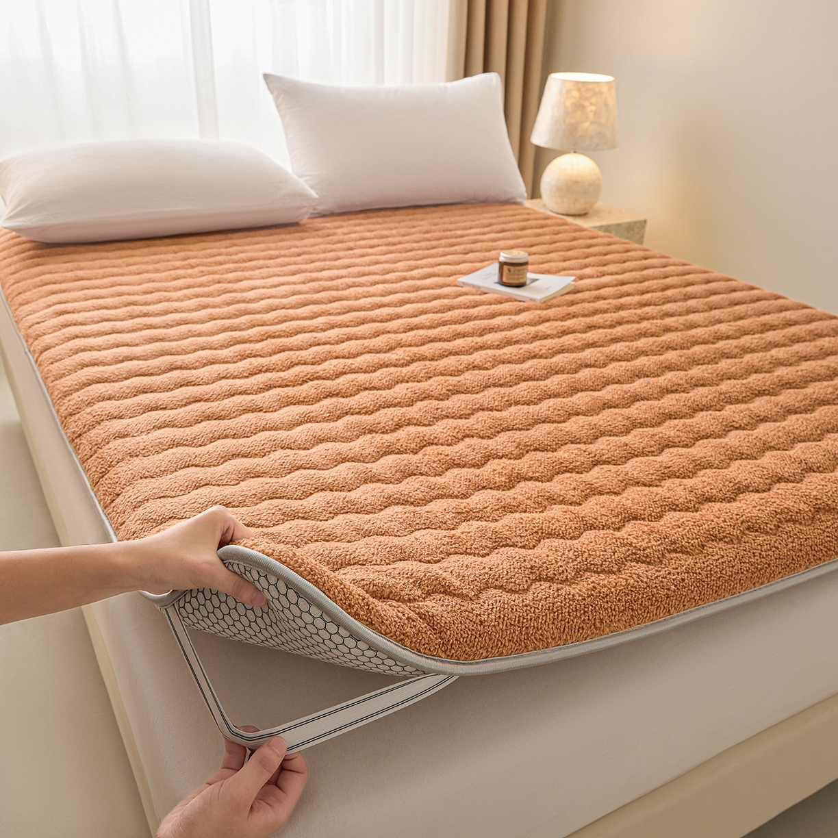 91家纺网 家纺一手货源 找家纺 月茶家纺 2026新款单边羊羔绒床垫垫子 驼色