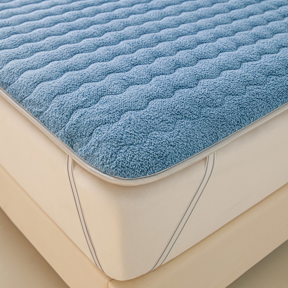 91家纺网 家纺一手货源 找家纺 月茶家纺 2026新款单边羊羔绒床垫垫子 蓝色