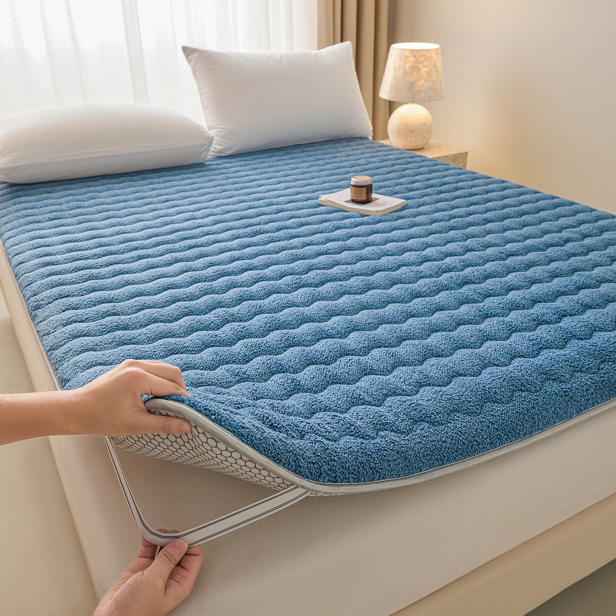 91家纺网 家纺一手货源 找家纺 月茶家纺 2026新款单边羊羔绒床垫垫子 蓝色