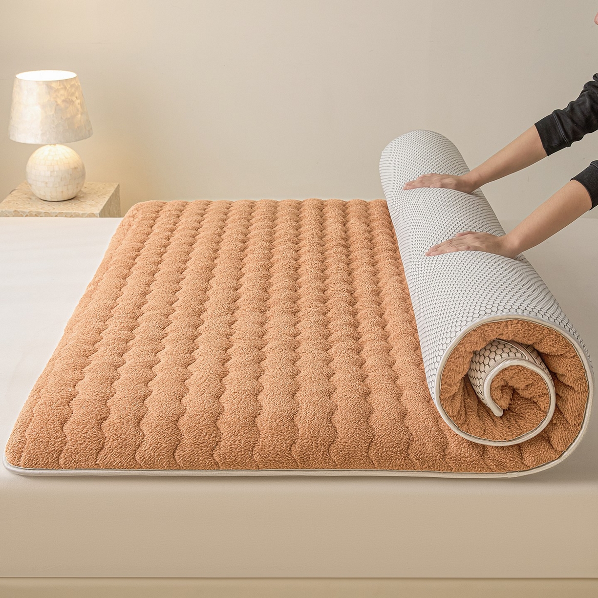 月茶家纺 2026新款单边羊羔绒床垫垫子 驼色