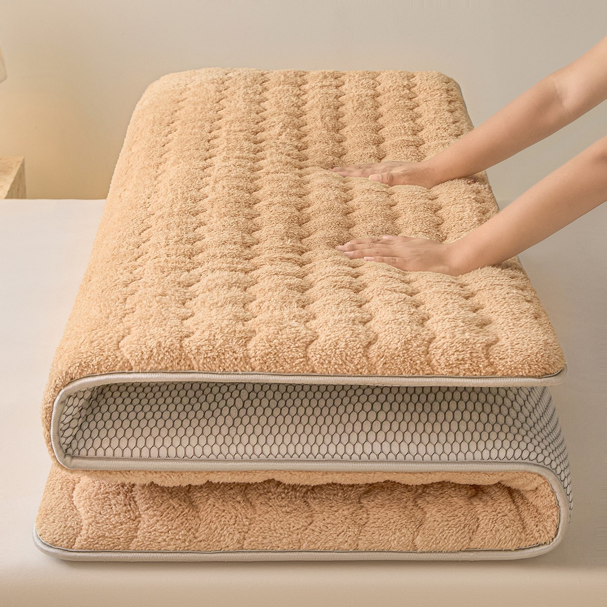 91家纺网 家纺一手货源 找家纺 月茶家纺 2026新款单边羊羔绒床垫垫子 咖色