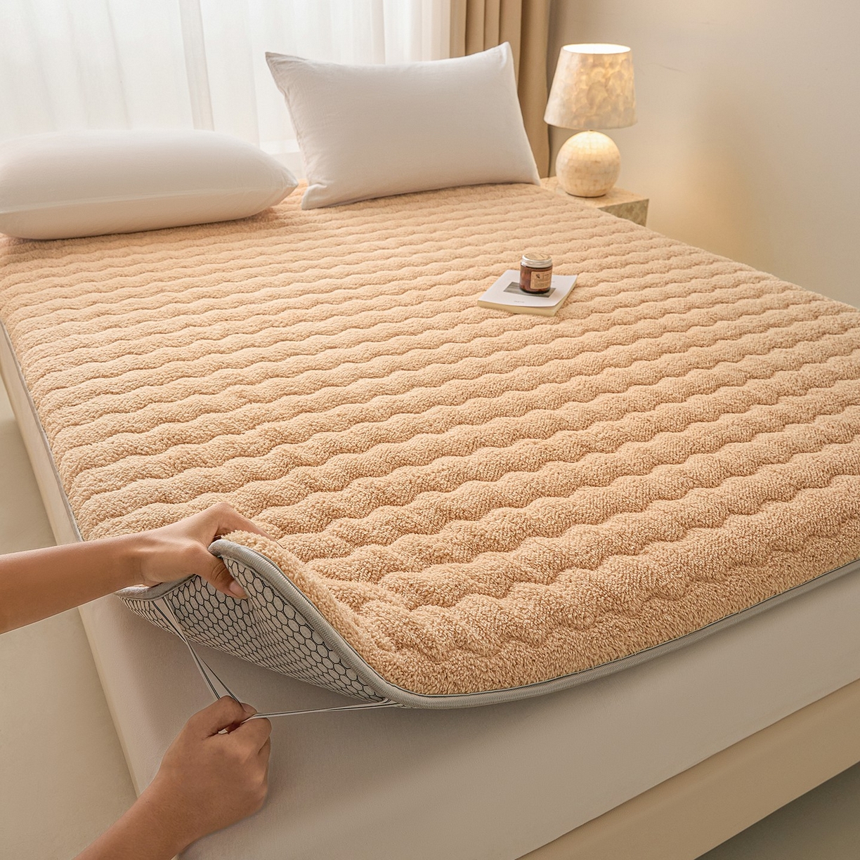 91家纺网 家纺一手货源 找家纺 月茶家纺 2026新款单边羊羔绒床垫垫子 咖色