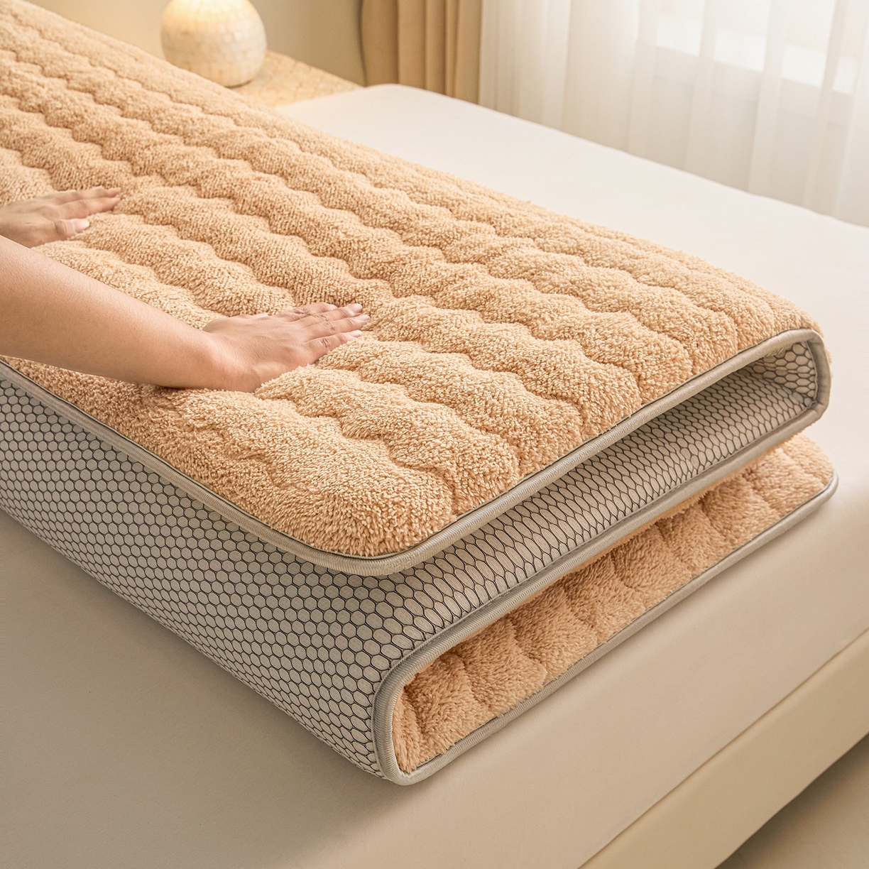 91家纺网 家纺一手货源 找家纺 月茶家纺 2026新款单边羊羔绒床垫垫子 咖色