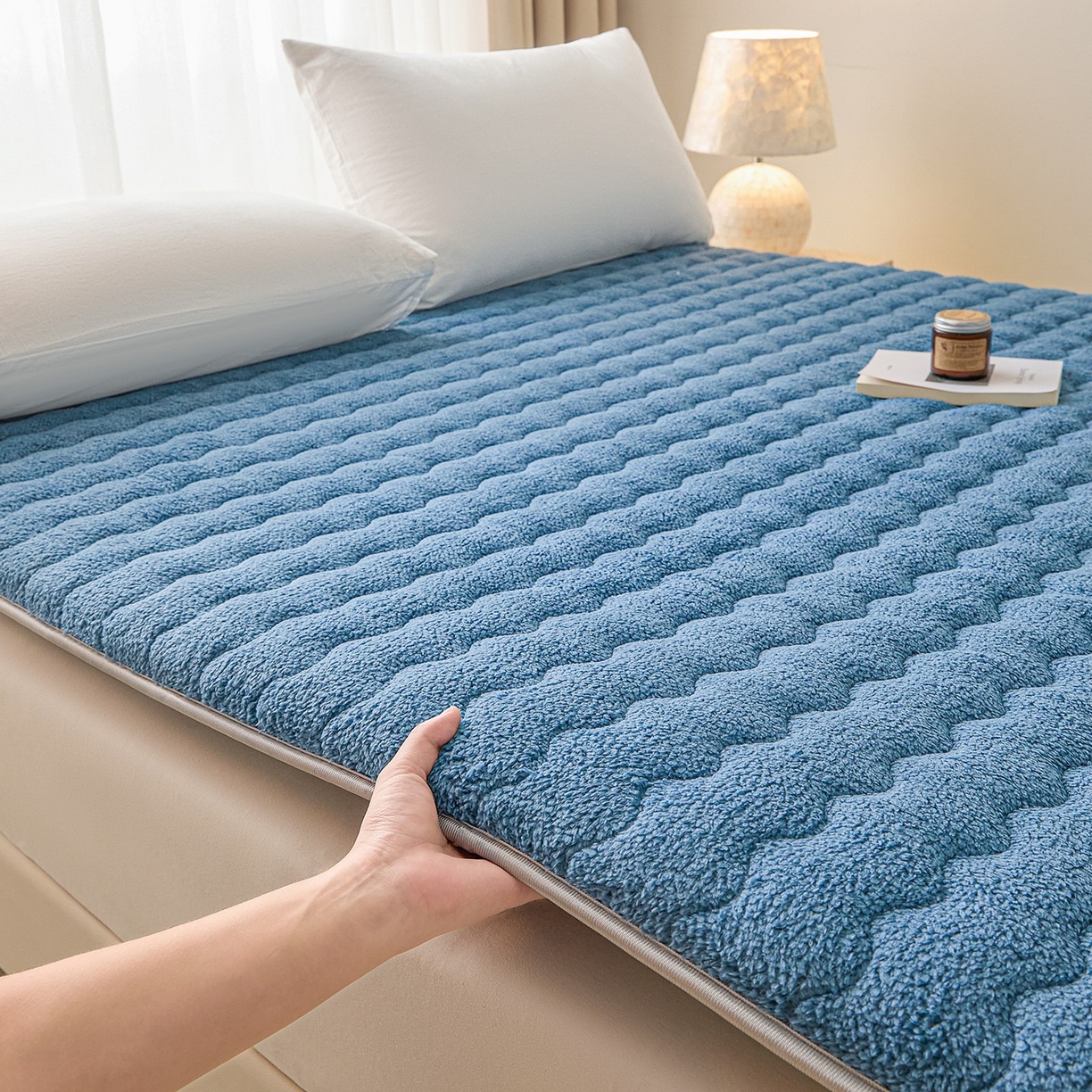 91家纺网 家纺一手货源 找家纺 月茶家纺 2026新款单边羊羔绒床垫垫子 蓝色