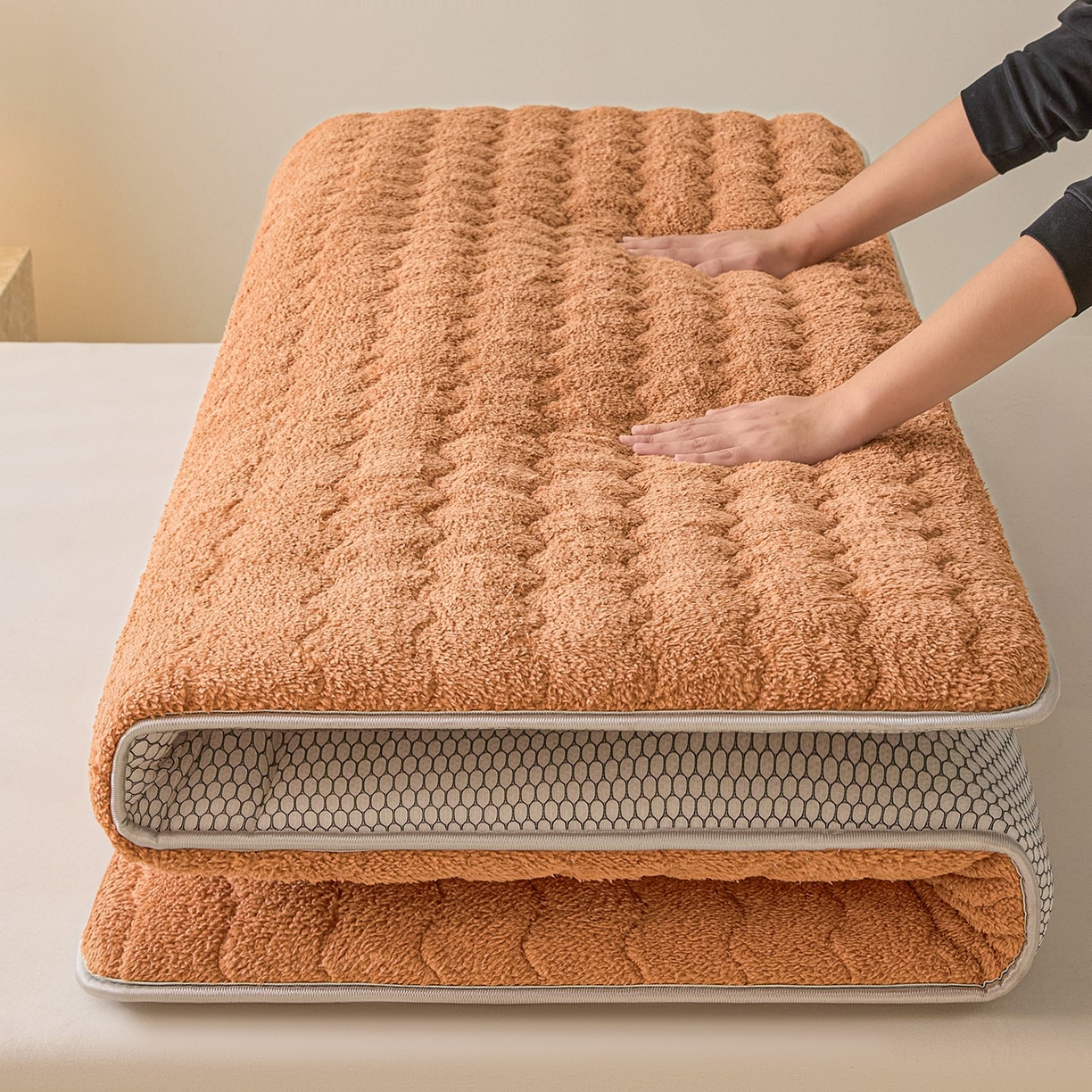 91家纺网 家纺一手货源 找家纺 月茶家纺 2026新款单边羊羔绒床垫垫子 驼色