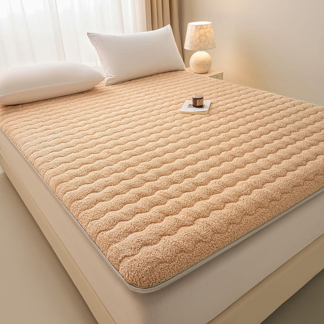 91家纺网 家纺一手货源 找家纺 月茶家纺 2026新款单边羊羔绒床垫垫子 咖色