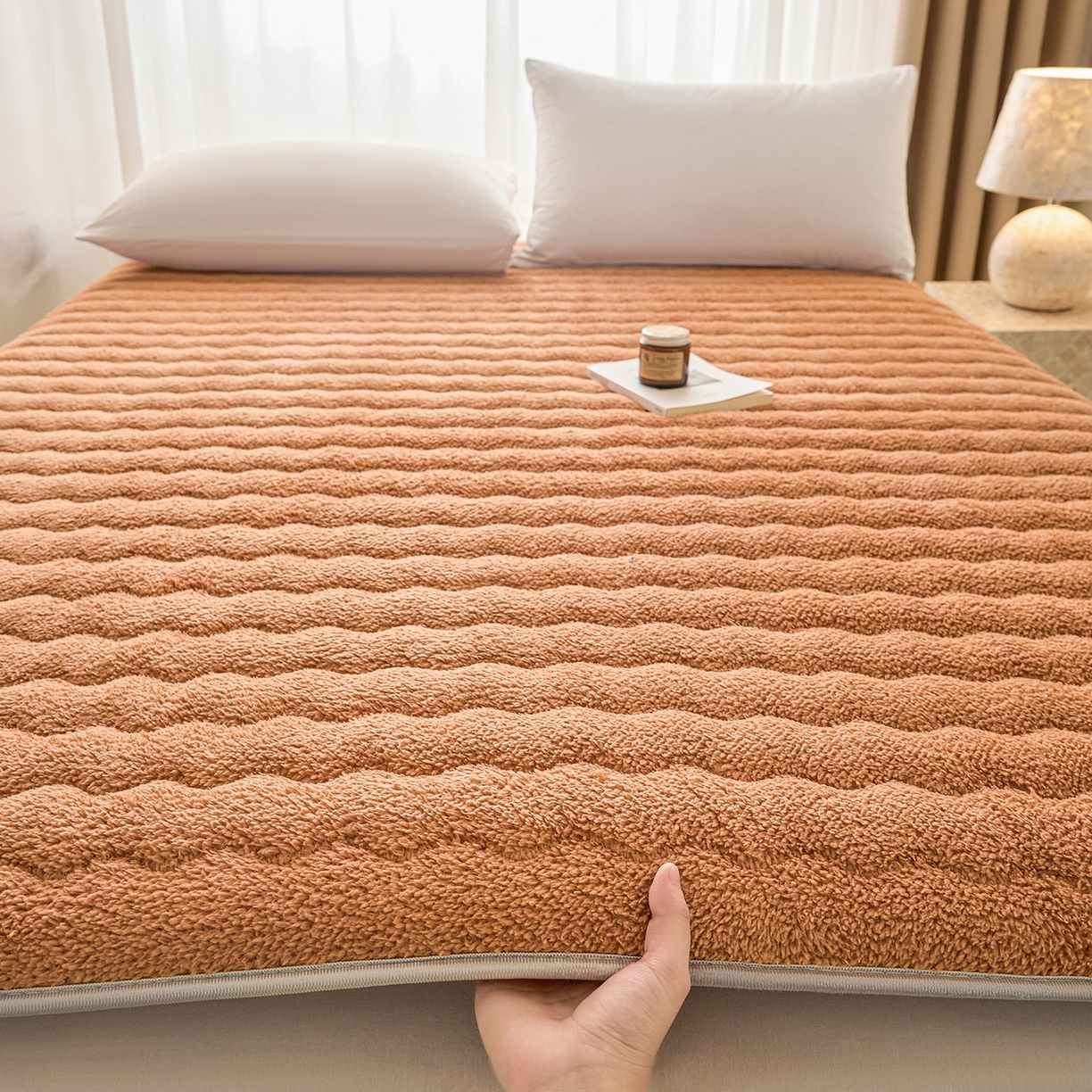 91家纺网 家纺一手货源 找家纺 月茶家纺 2026新款单边羊羔绒床垫垫子 驼色