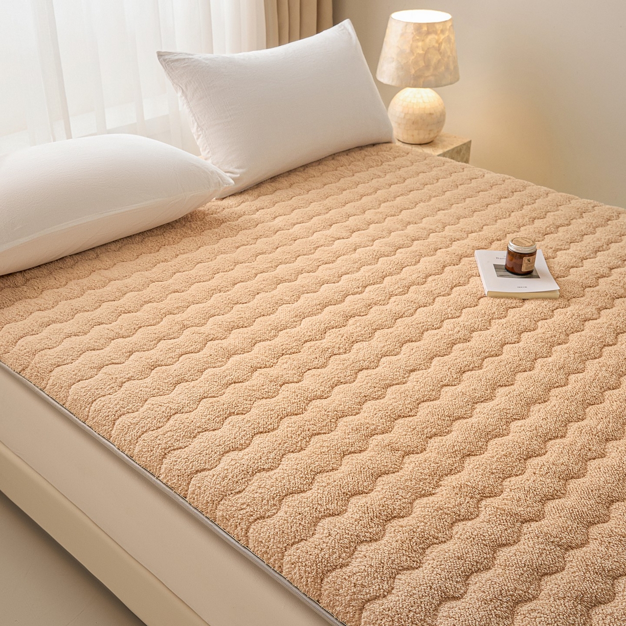 91家纺网 家纺一手货源 找家纺 月茶家纺 2026新款单边羊羔绒床垫垫子 咖色