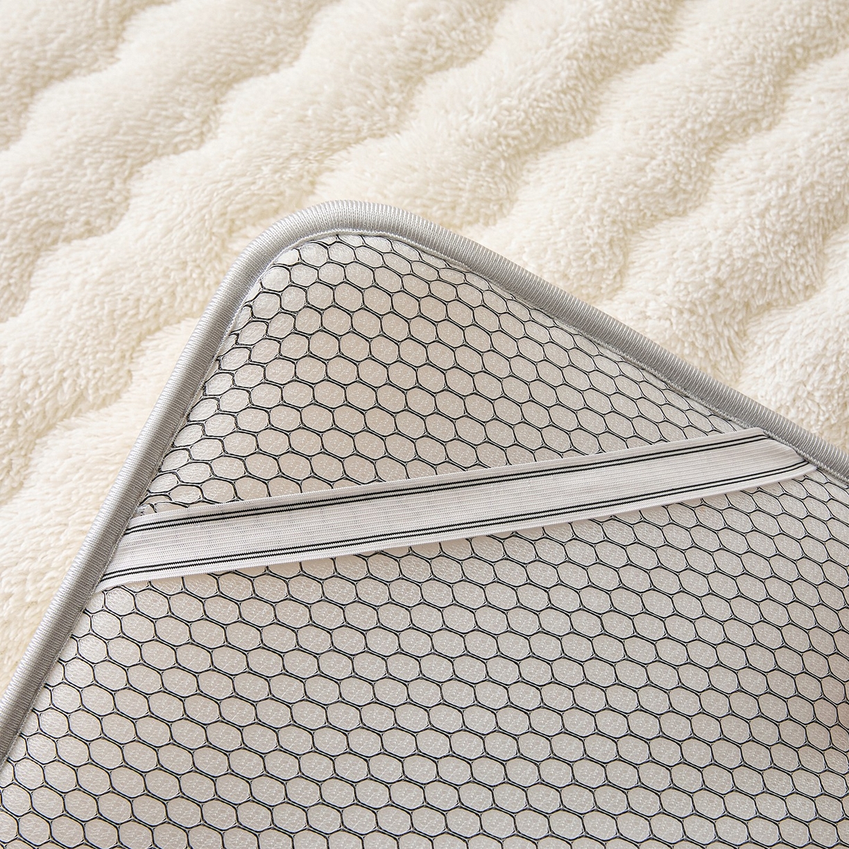 91家纺网 家纺一手货源 找家纺 月茶家纺 2026新款单边羊羔绒床垫垫子 白色